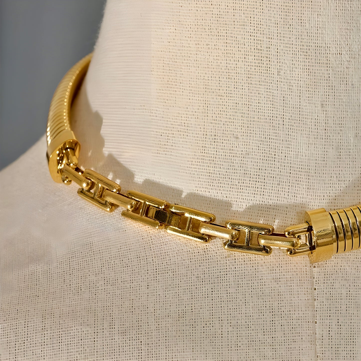 BEHI ALMOND CHOKER