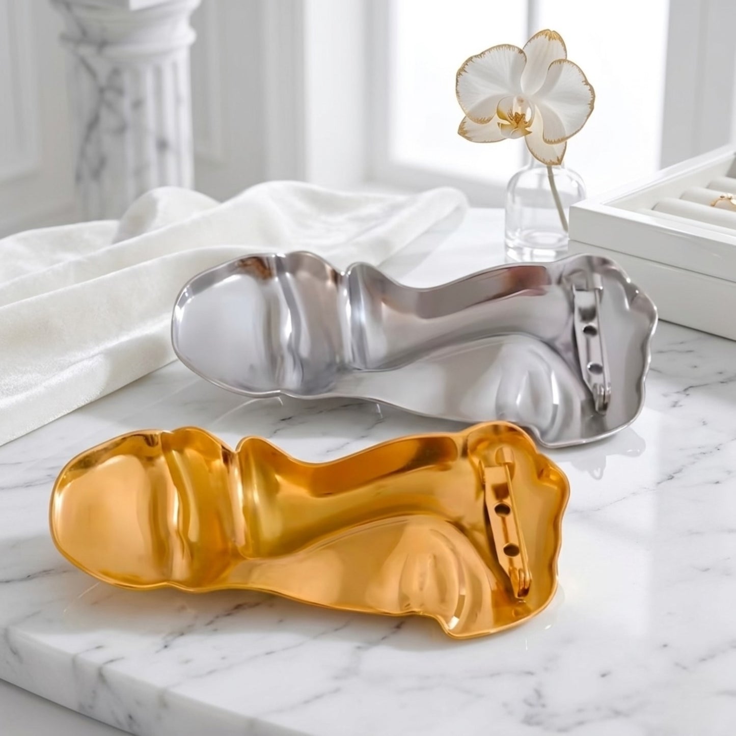 BEHI Oksana 18k PVD gold-plated stainless steel | abstract design brooch shaped like a face with soft lines | gold & silver finish