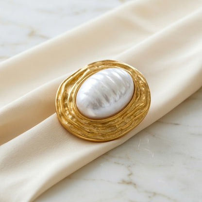 BEHI EVERLY Brooch 18k PVD gold plated stainless steel with imitation faux pearl 