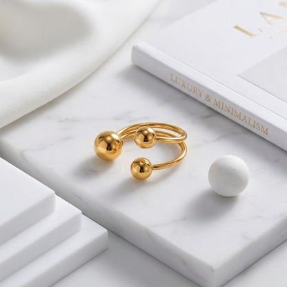 BEHI Mia Bta Ring on a geometric base, highlighting the adjustable fit and structural three-sphere arrangement.