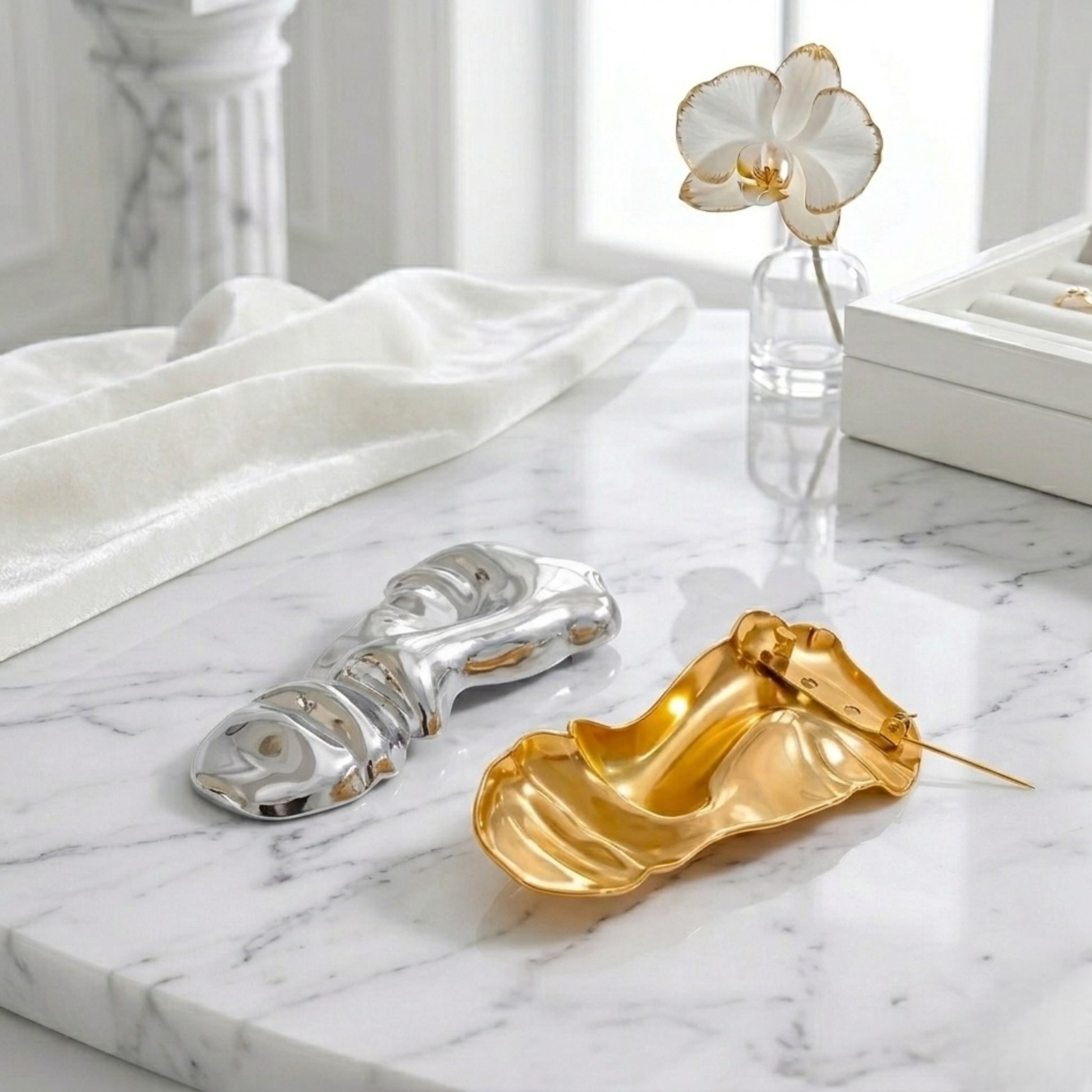 BEHI Oksana 18k PVD gold-plated stainless steel | abstract design brooch shaped like a face with soft lines | shiny gold & silver finish