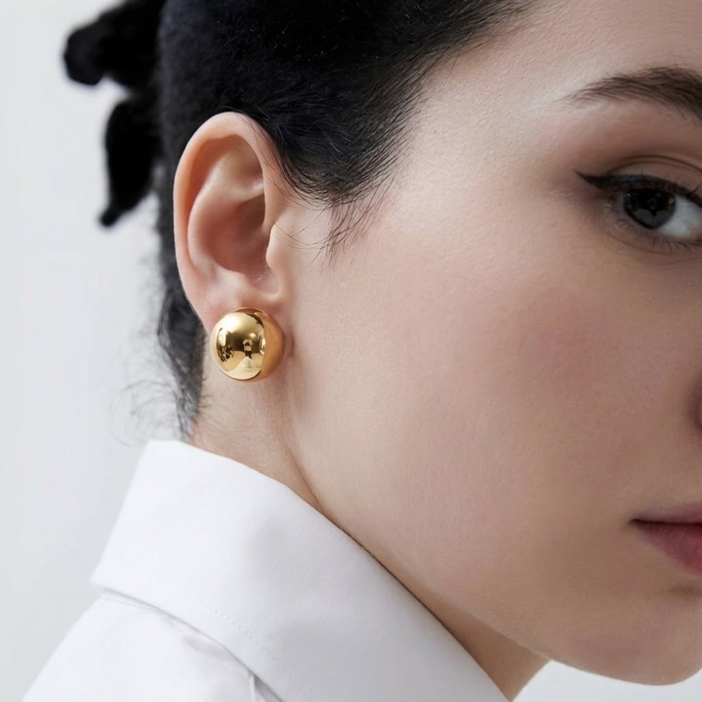 BEHI ROWA earrings featuring a 18k PVD gold plated small sphere with an imitation pearl piece waterproof