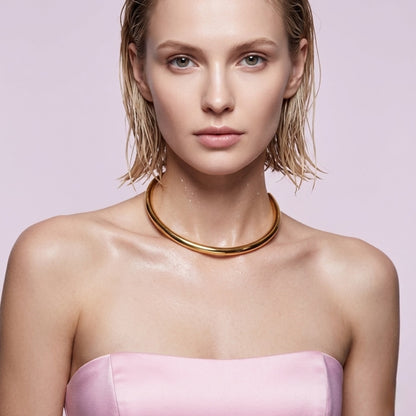 A model wearing the waterproof BEHI Flavia Choker, highlighting the sleek, contemporary open-back design.