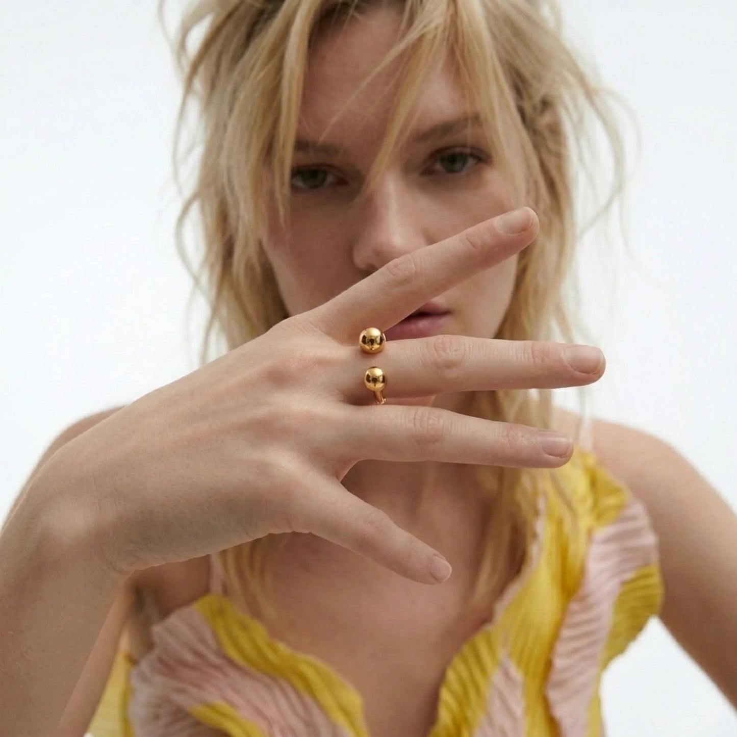 BEHI MILANO Adriana Ring close-up on model — sculptural open gold ring with sphere ends, hypoallergenic waterproof statement jewelry