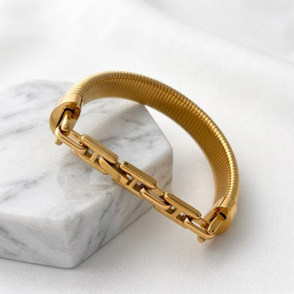 BEHI MILANO Almond Bracelet gold detail — wide ribbed bangle texture close-up, 18k PVD-coated stainless steel, polished gold finish