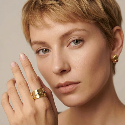 BEHI MILANO Azzu Ring — model wearing wide gold multi-gemstone adjustable ring on index finger