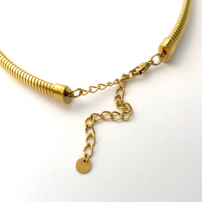 BEHI MILANO Beatriz Choker — close-up of gold extender chain with brand tag