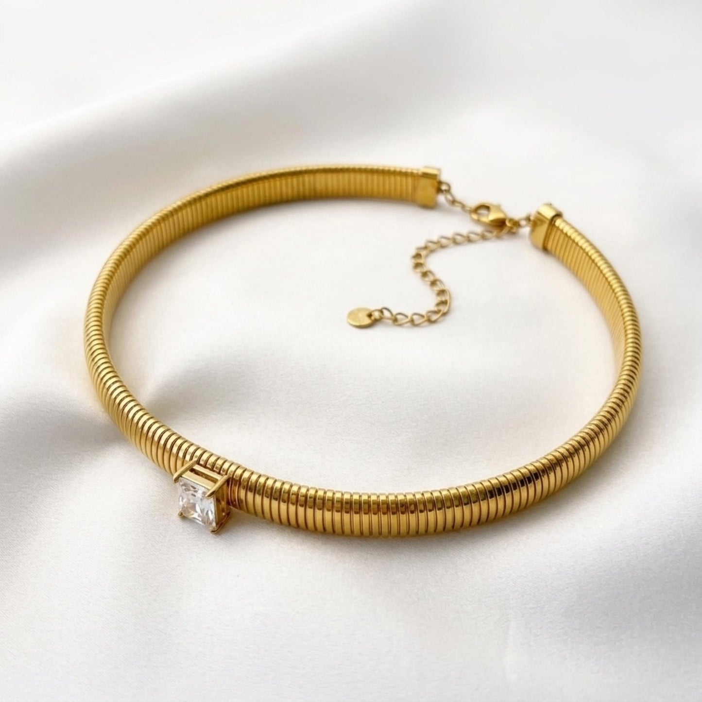 BEHI MILANO Beatriz Choker — 18k gold choker with extender chain displayed on white draped fabric