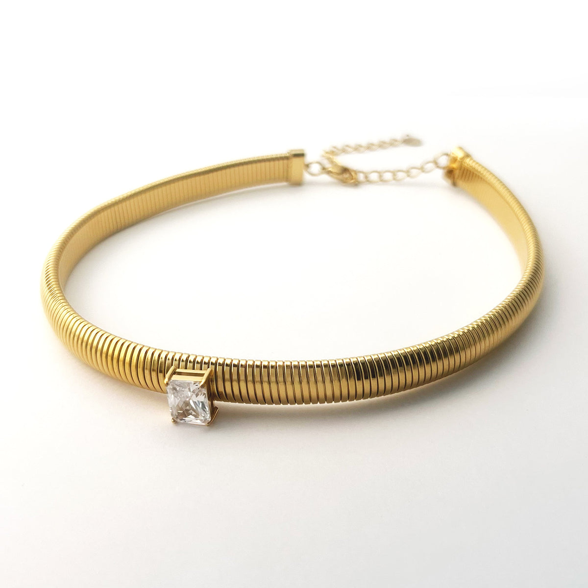 BEHI MILANO Beatriz Choker in Gold — front view of 6mm ribbed golden band with solitaire gem