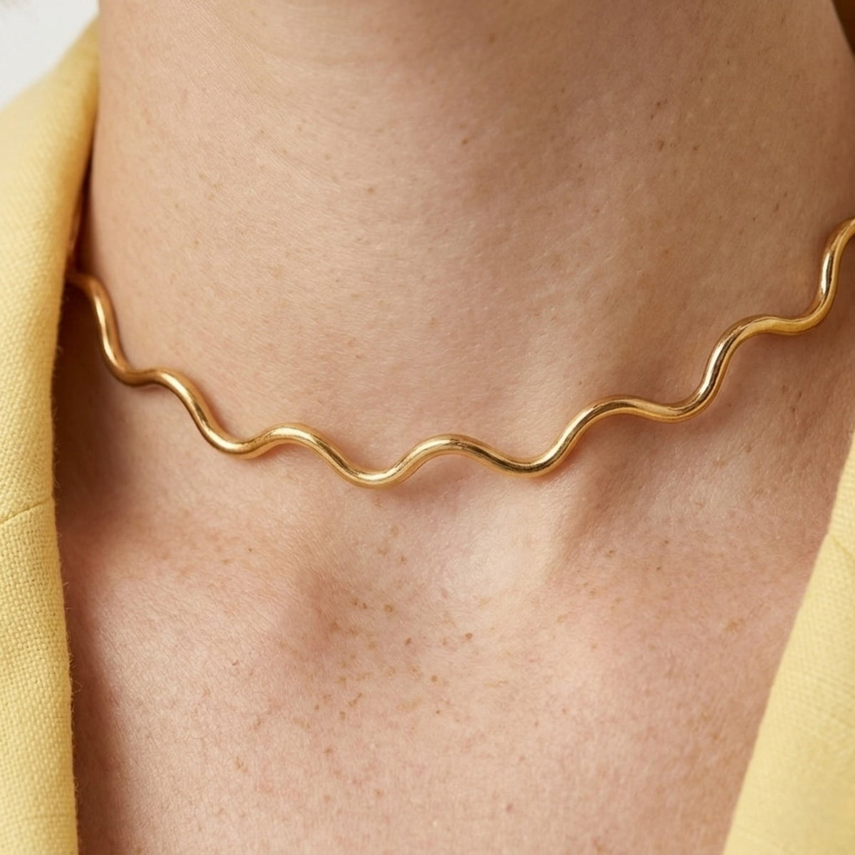 BEHI MILANO Carla Choker — close-up of 18k gold fluid wave choker along model collarbone