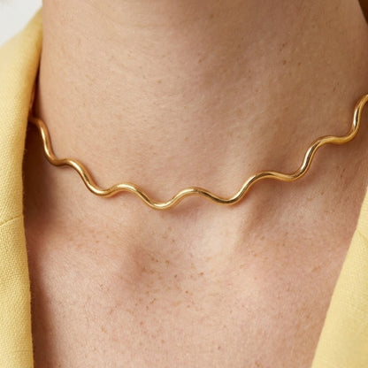 BEHI MILANO Carla Choker — close-up of 18k gold fluid wave choker along model collarbone