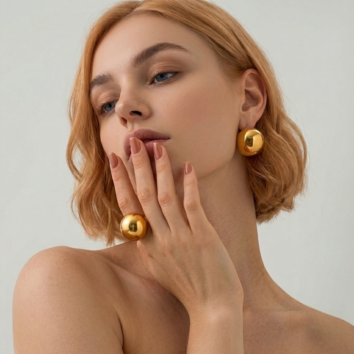 BEHI MILANO Erika Ring — model wearing gold chunky sphere dome ring and matching Erika earrings