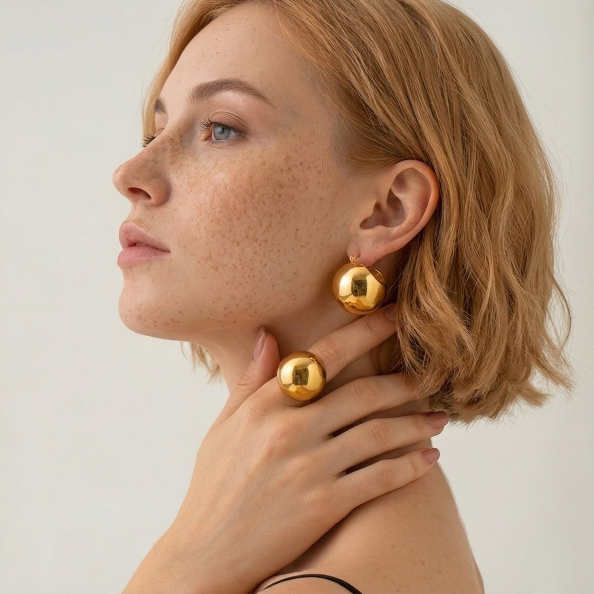 BEHI MILANO Erika Ring — model displaying 18k gold spherical statement ring and matching sphere earrings