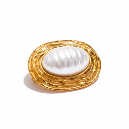 BEHI MILANO Everly Brooch — 18k gold textured frame with oval ribbed pearl on white background