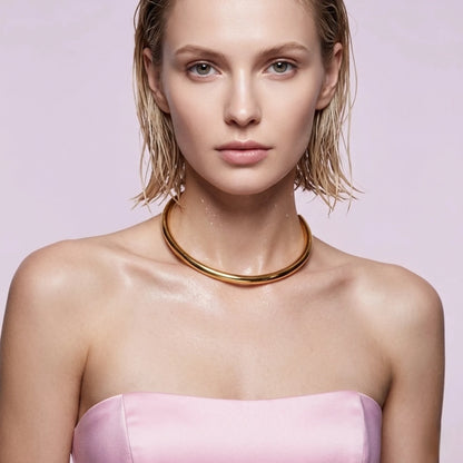 BEHI MILANO Flavia Choker — model wearing 18k gold open collar necklace with strapless pink dress