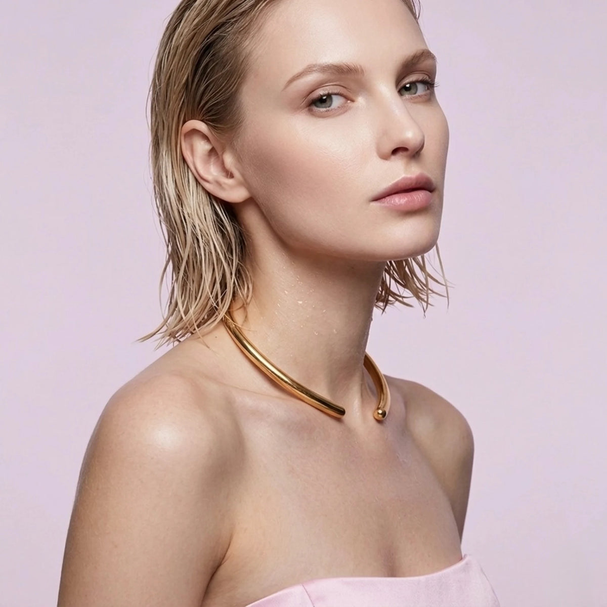 BEHI MILANO Flavia Choker — close-up of model neck displaying 18k gold open torque choker