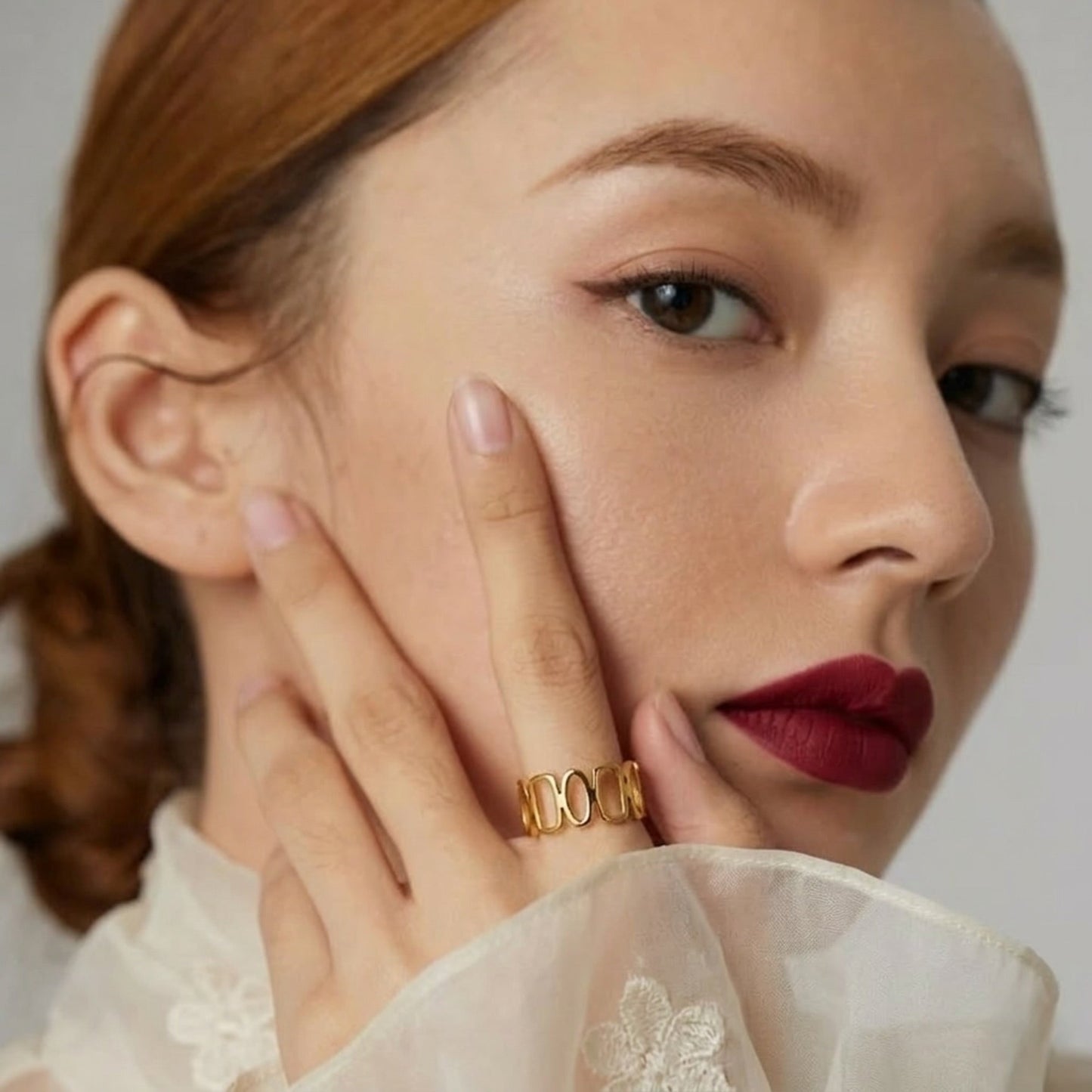 BEHI MILANO Indora Ring — model wearing 18k gold adjustable geometric statement ring