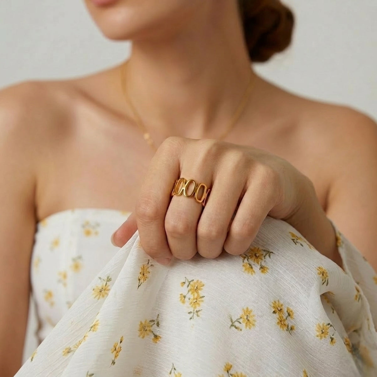 BEHI MILANO Indora Ring — model wearing gold geometric ring with white floral top
