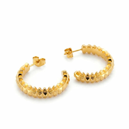 BEHI MILANO Isla Earrings — 18k gold pyramid textured open C hoop studs on white background