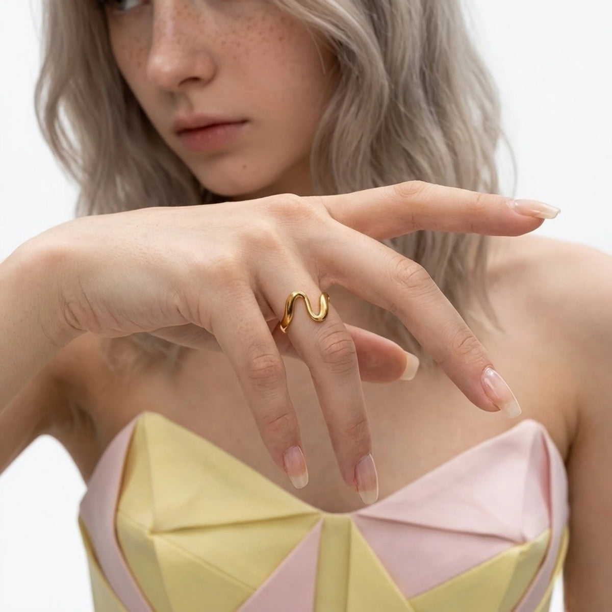 BEHI MILANO Jojo Ring — hand close up showing 18k gold wavy ring worn on index finger