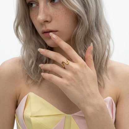 BEHI MILANO Jojo Ring — model with blonde hair displaying gold wave ring on hand