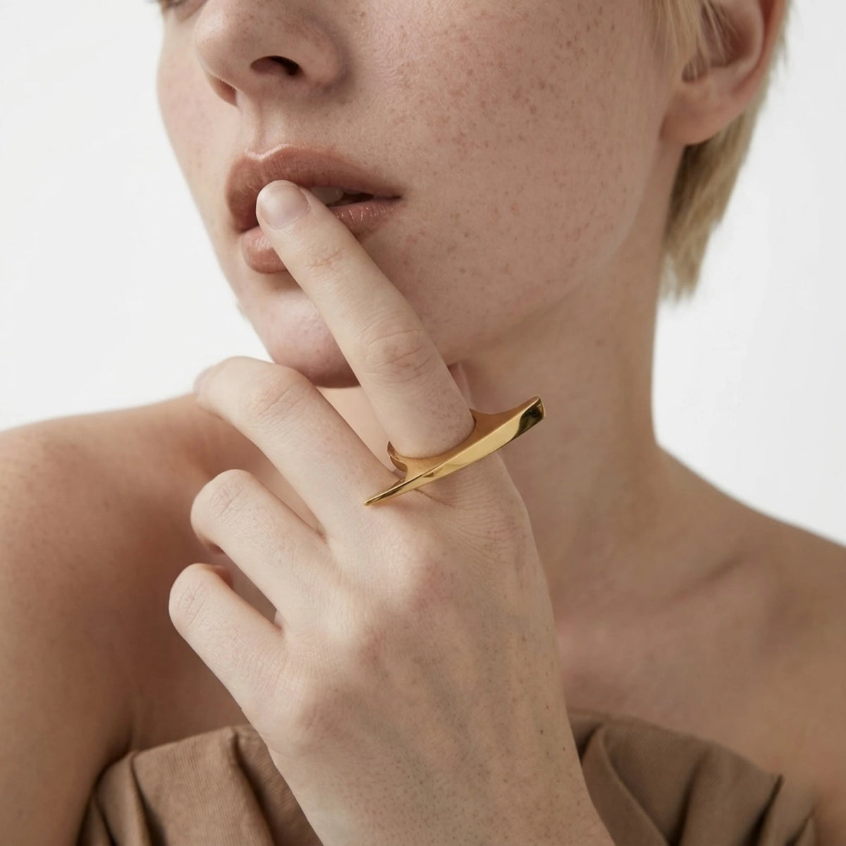 BEHI MILANO Leena Ring — close-up of model wearing gold pointed architectural ring on index finger