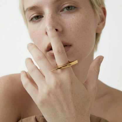 BEHI MILANO Leena Ring — model posing with gold sweeping pointed statement ring